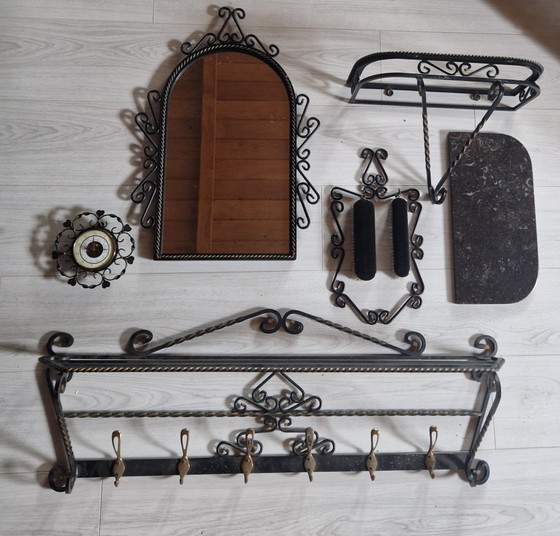 Ensemble d'entrée en fer forgé noir brutaliste, 5 pièces : porte-manteau, miroir, console avec dessus en marbre, baromètre
