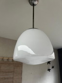 Lampe d'école en opaline des années 1930 supposée être Philips Philite