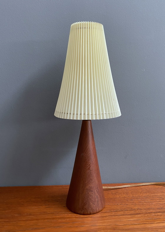 Image 1 of Lampe de table conique en teck 1960S Danemark