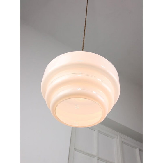 Image 1 of Lampe suspendue Cascade en laiton et opaline du Mid Century