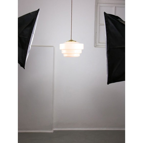 Image 1 of Lampe suspendue Cascade en laiton et opaline du Mid Century