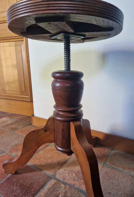 Image 1 of Ancien tabouret de piano réglable en hauteur avec incrustation de cuir