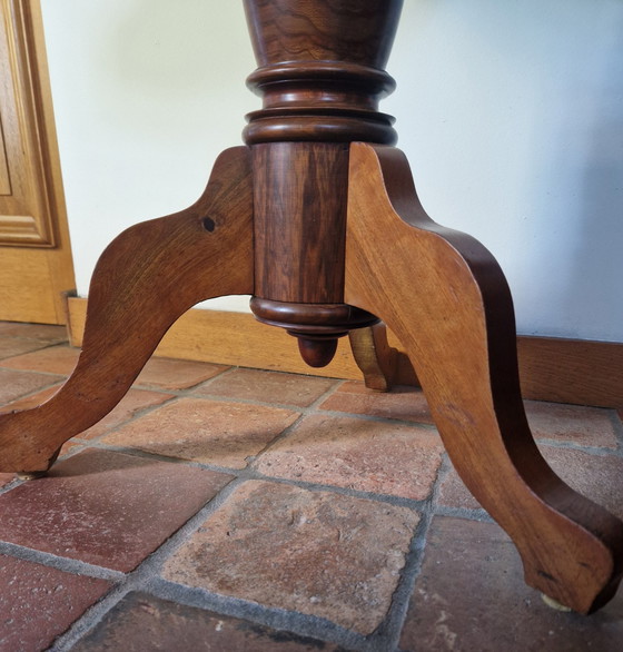 Image 1 of Ancien tabouret de piano réglable en hauteur avec incrustation de cuir