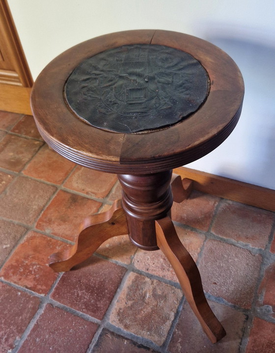 Image 1 of Ancien tabouret de piano réglable en hauteur avec incrustation de cuir