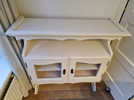 Jolie armoire blanche avec fenêtres