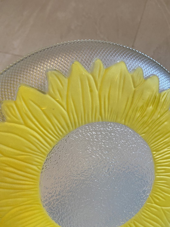 Image 1 of 7X Assiettes en verre avec fleur jaune de Pasari Made In Indonesia