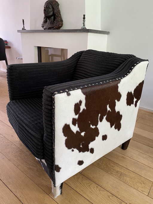 Fauteuil tapissé de peau de vache