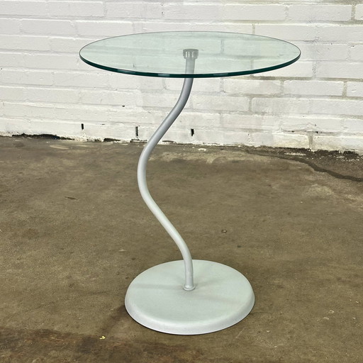 Table d'appoint design avec plateau en verre et pied en acier orné