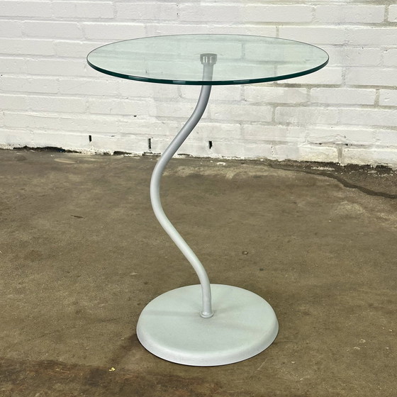 Image 1 of Table d'appoint design avec plateau en verre et pied en acier orné