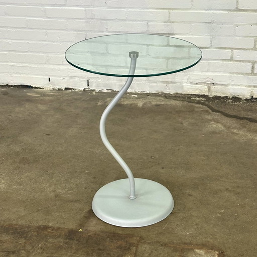 Table d'appoint design avec plateau en verre et pied en acier orné