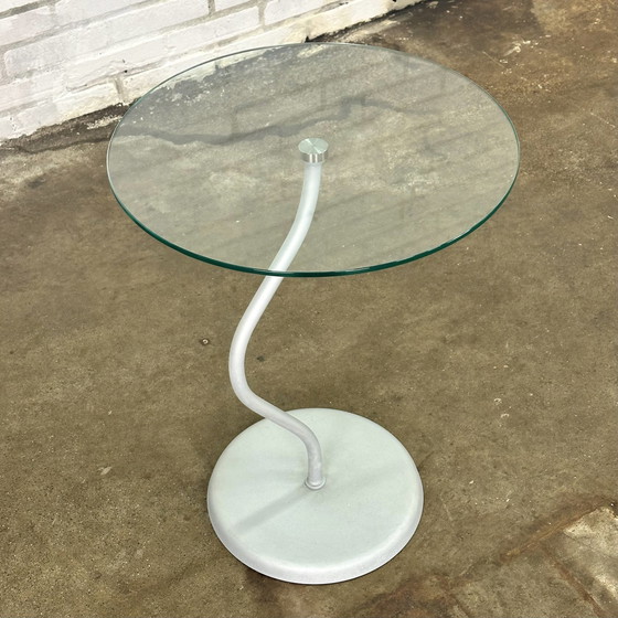 Image 1 of Table d'appoint design avec plateau en verre et pied en acier orné