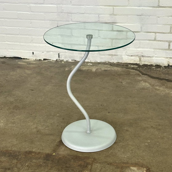 Image 1 of Table d'appoint design avec plateau en verre et pied en acier orné