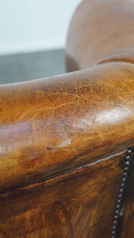 Image 1 of Fauteuil Club en peau de mouton avec clous décoratifs