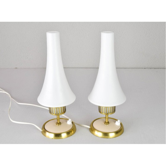 Image 1 of Paire de lampes de table vintage en laiton crème et opaline mate, Suède années 1950
