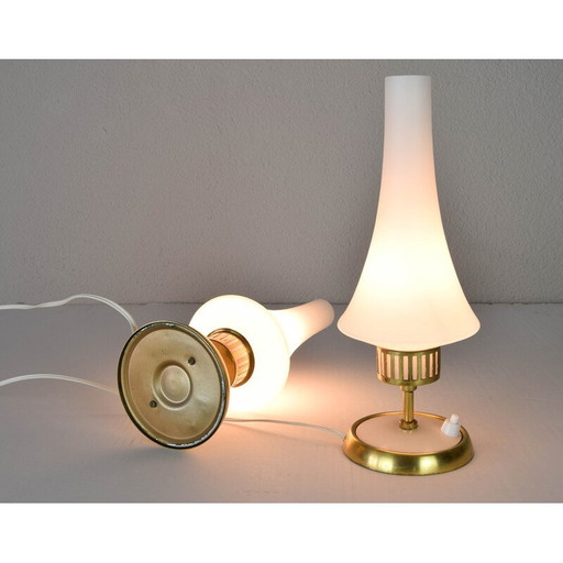 Paire de lampes de table vintage en laiton crème et opaline mate, Suède années 1950