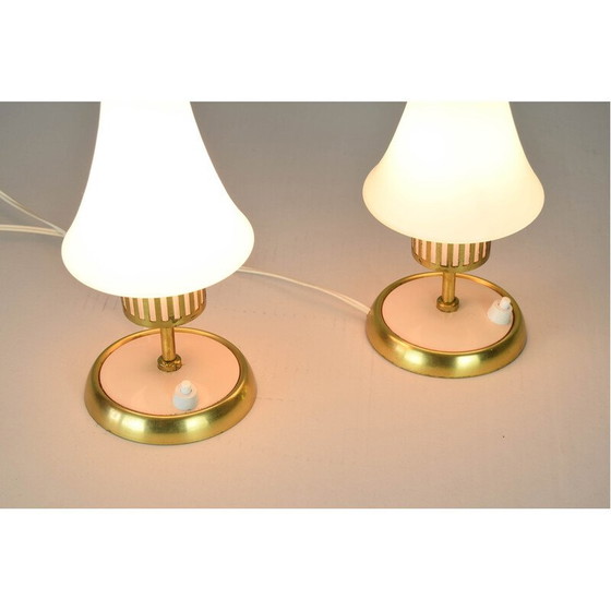 Image 1 of Paire de lampes de table vintage en laiton crème et opaline mate, Suède années 1950