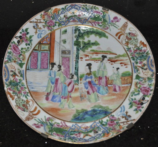 Assiette figurative cantonaise en porcelaine Qing Daoguang 19ème siècle