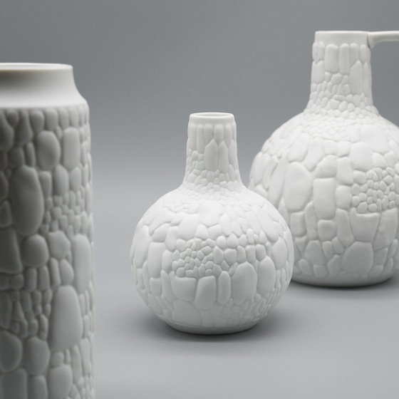 Image 1 of Manfred Frey Ak Kaiser Vase en porcelaine bisque Fossile Reptile Relief Op Art Trio