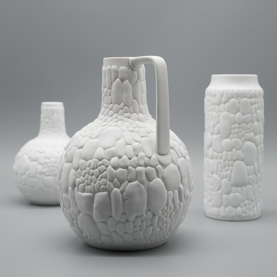 Image 1 of Manfred Frey Ak Kaiser Vase en porcelaine bisque Fossile Reptile Relief Op Art Trio