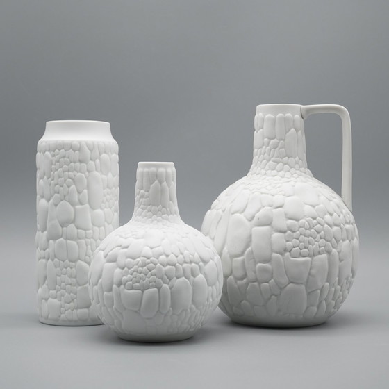 Image 1 of Manfred Frey Ak Kaiser Vase en porcelaine bisque Fossile Reptile Relief Op Art Trio