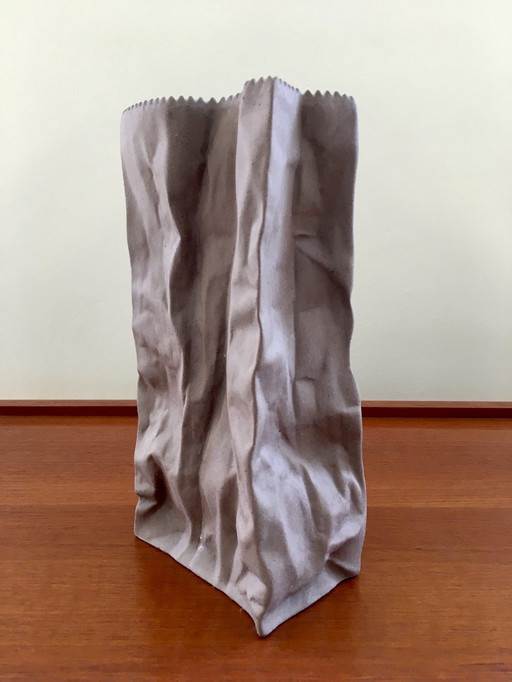 Vase en sac de papier conçu par Tapio Wirkkala pour Rosenthal Ceramics dans les années 1970