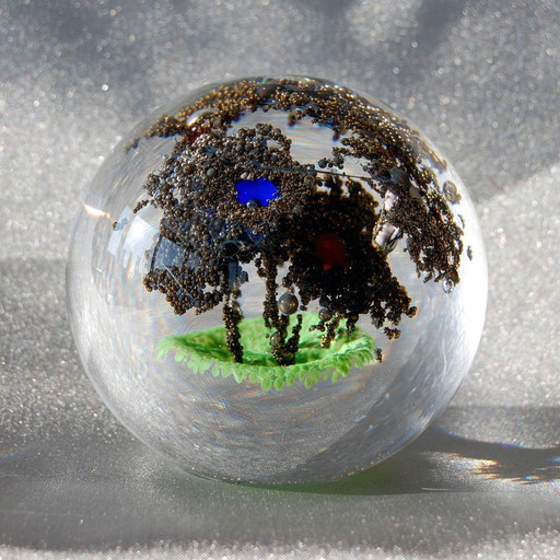 Magnifique presse-papier en verre clair d'Oljos "arbres en cuivre".