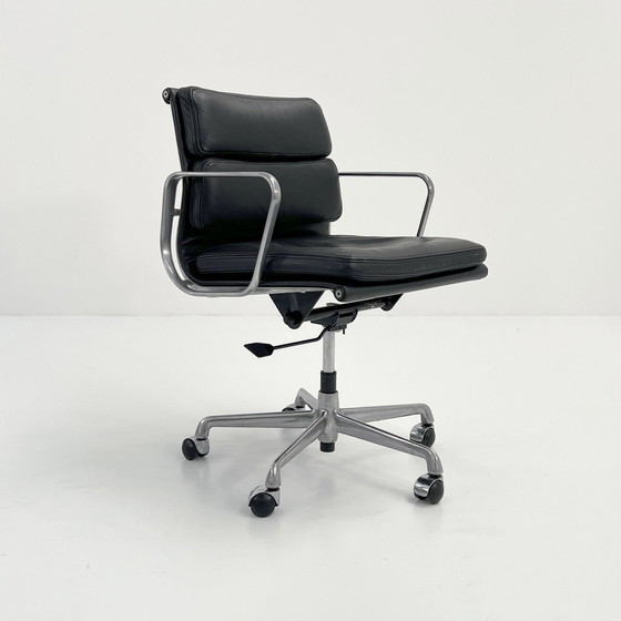 Image 1 of Ea217 Chaise de bureau en cuir souple de Charles et Ray Eames pour Icf, 1970S