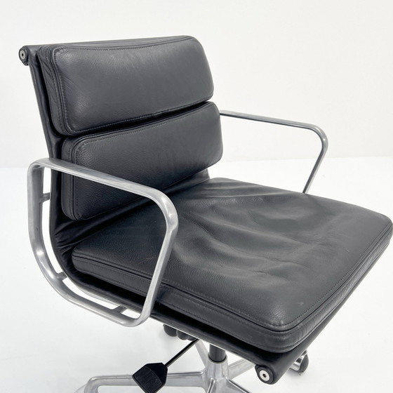 Image 1 of Ea217 Chaise de bureau en cuir souple de Charles et Ray Eames pour Icf, 1970S