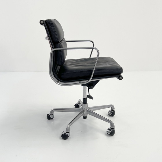 Image 1 of Ea217 Chaise de bureau en cuir souple de Charles et Ray Eames pour Icf, 1970S