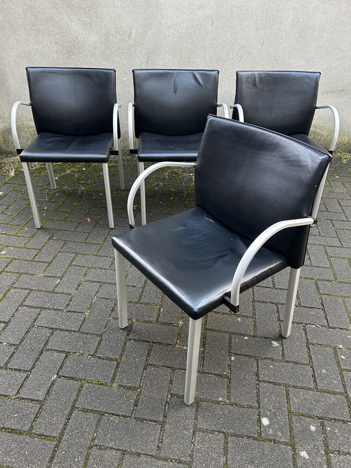 4X chaises de salle à manger Leolux Myto en cuir noir avec accoudoirs.