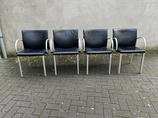 4X chaises de salle à manger Leolux Myto en cuir noir avec accoudoirs.