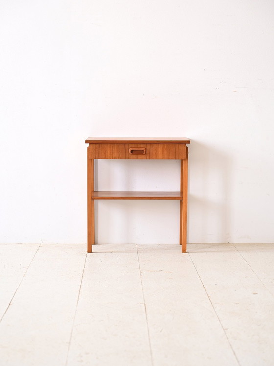 Image 1 of 1960S Table de nuit danoise en teck avec porte-revues