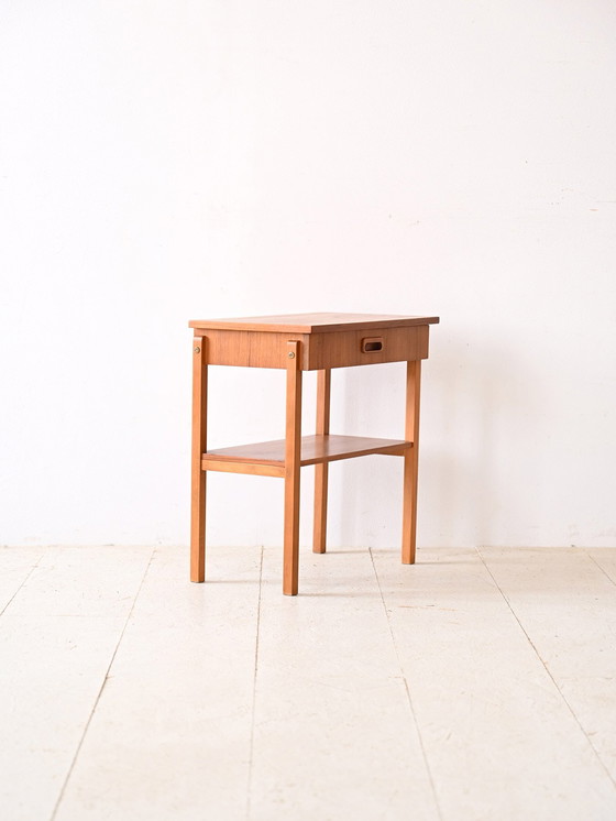 Image 1 of 1960S Table de nuit danoise en teck avec porte-revues