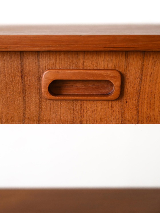 Image 1 of 1960S Table de nuit danoise en teck avec porte-revues