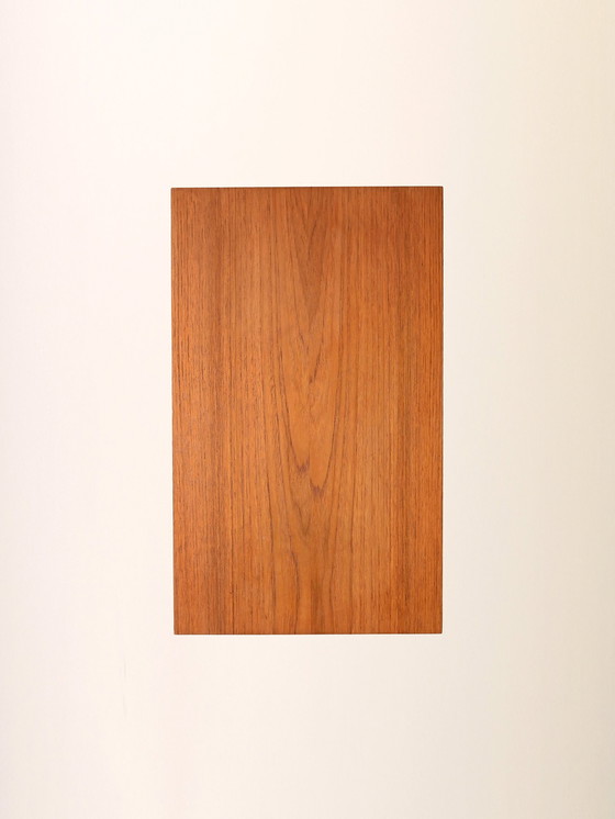 Image 1 of 1960S Table de nuit danoise en teck avec porte-revues
