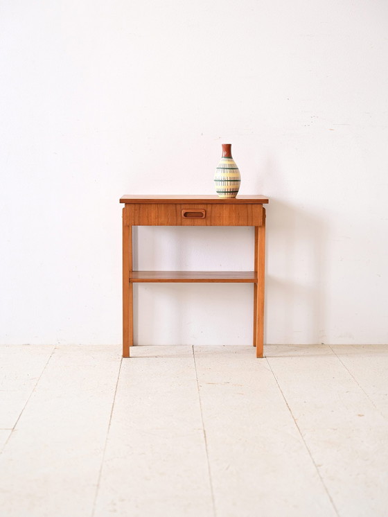 Image 1 of 1960S Table de nuit danoise en teck avec porte-revues