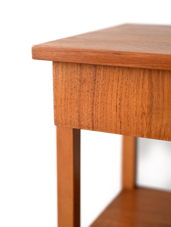 Image 1 of 1960S Table de nuit danoise en teck avec porte-revues