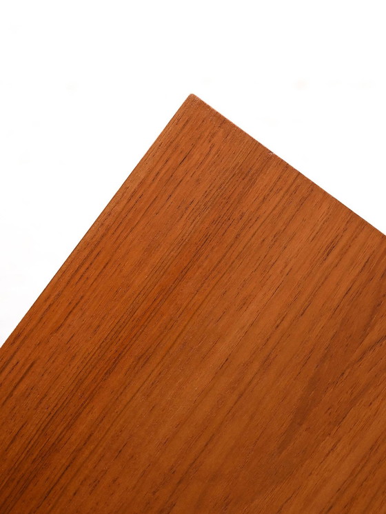 Image 1 of 1960S Table de nuit danoise en teck avec porte-revues
