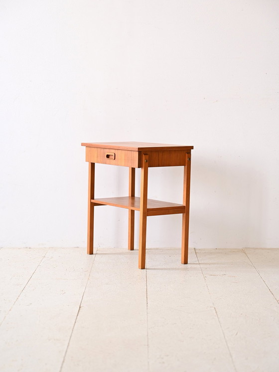 Image 1 of 1960S Table de nuit danoise en teck avec porte-revues