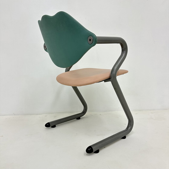 Image 1 of Chaise à bras en cuir de style Memphis, 1980S