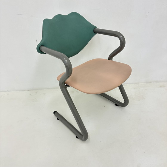 Image 1 of Chaise à bras en cuir de style Memphis, 1980S