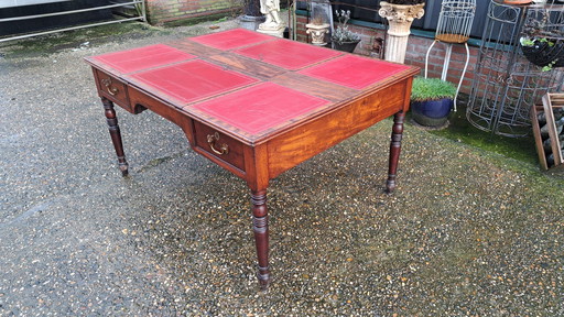 Bureau ancien à double face, bureau d'associé, bureau avec incrustation de cuir Dim 142 X 109 et 76Cm de haut.