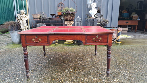 Bureau ancien à double face, bureau d'associé, bureau avec incrustation de cuir Dim 142 X 109 et 76Cm de haut.