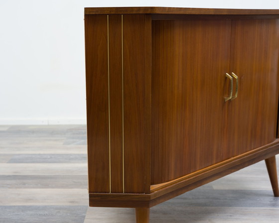 Image 1 of Commode d'angle/ armoire de télévision des années 50 avec portes à rideaux.