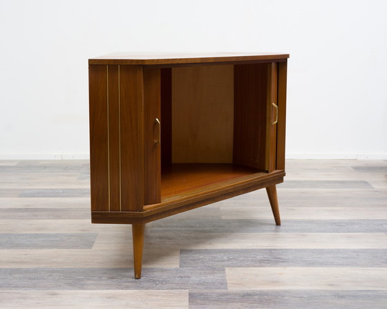 Image 1 of Commode d'angle/ armoire de télévision des années 50 avec portes à rideaux.