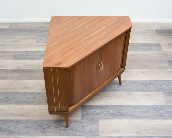 Image 1 of Commode d'angle/ armoire de télévision des années 50 avec portes à rideaux.