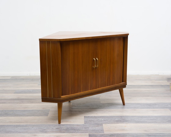 Image 1 of Commode d'angle/ armoire de télévision des années 50 avec portes à rideaux.