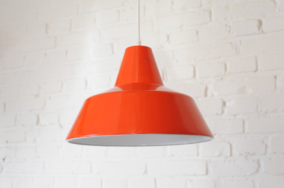 Image 1 of Lampe pendante en émail orange foncé