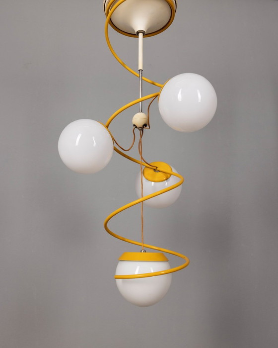 Image 1 of Lustre Vintage des années 70 en métal jaune et verre de l'ère spatiale Design Italien