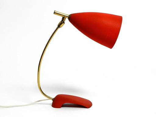 Rare lampe de table Cosack Mid Century avec finition rouge finement ridée et col en laiton